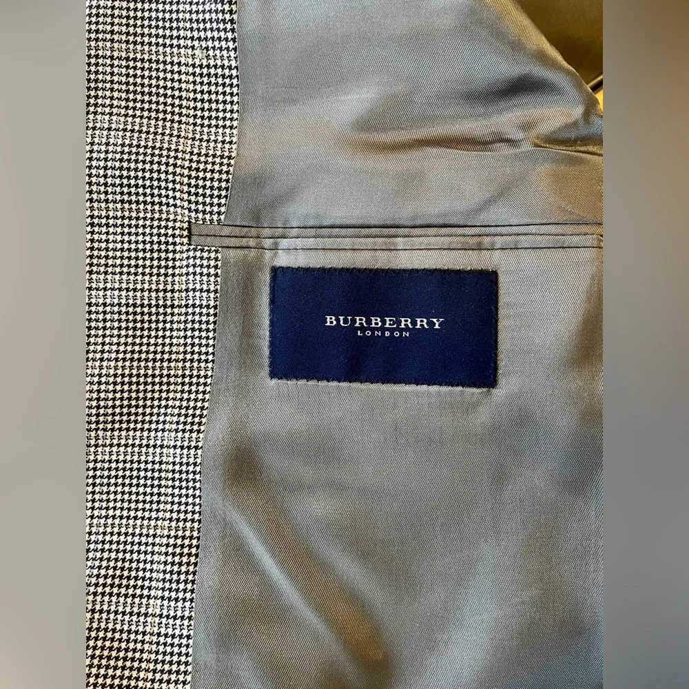 Burberry Black‎ & White Plaid, Lightweight, 100% Wool Sport Coat, Size 39S